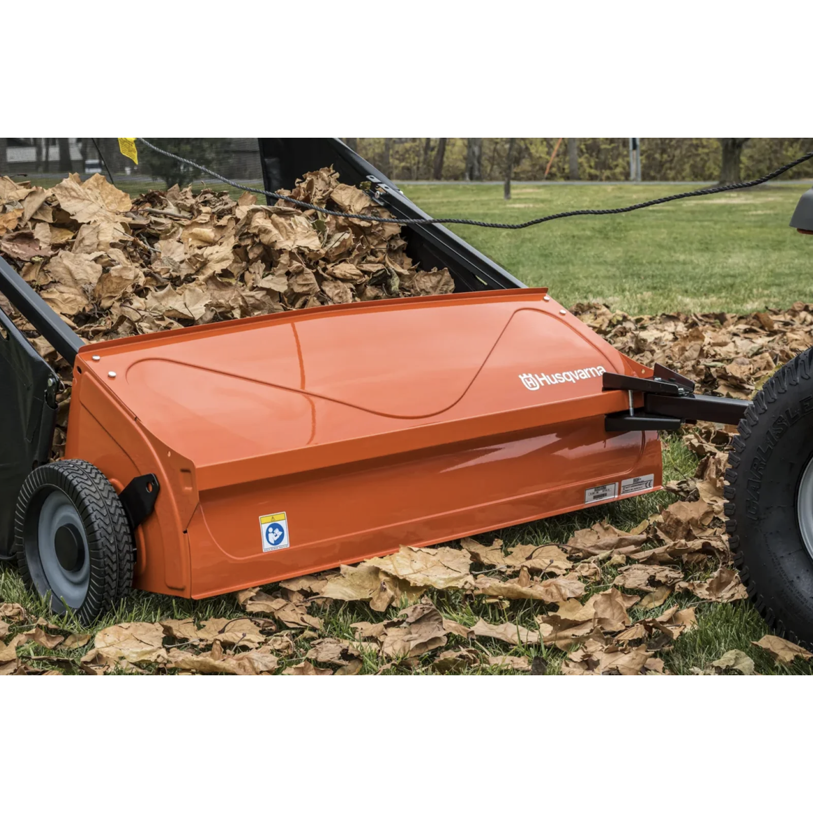 Більше ніж просто косарка: Навісне обладнання для вашого садового трактора