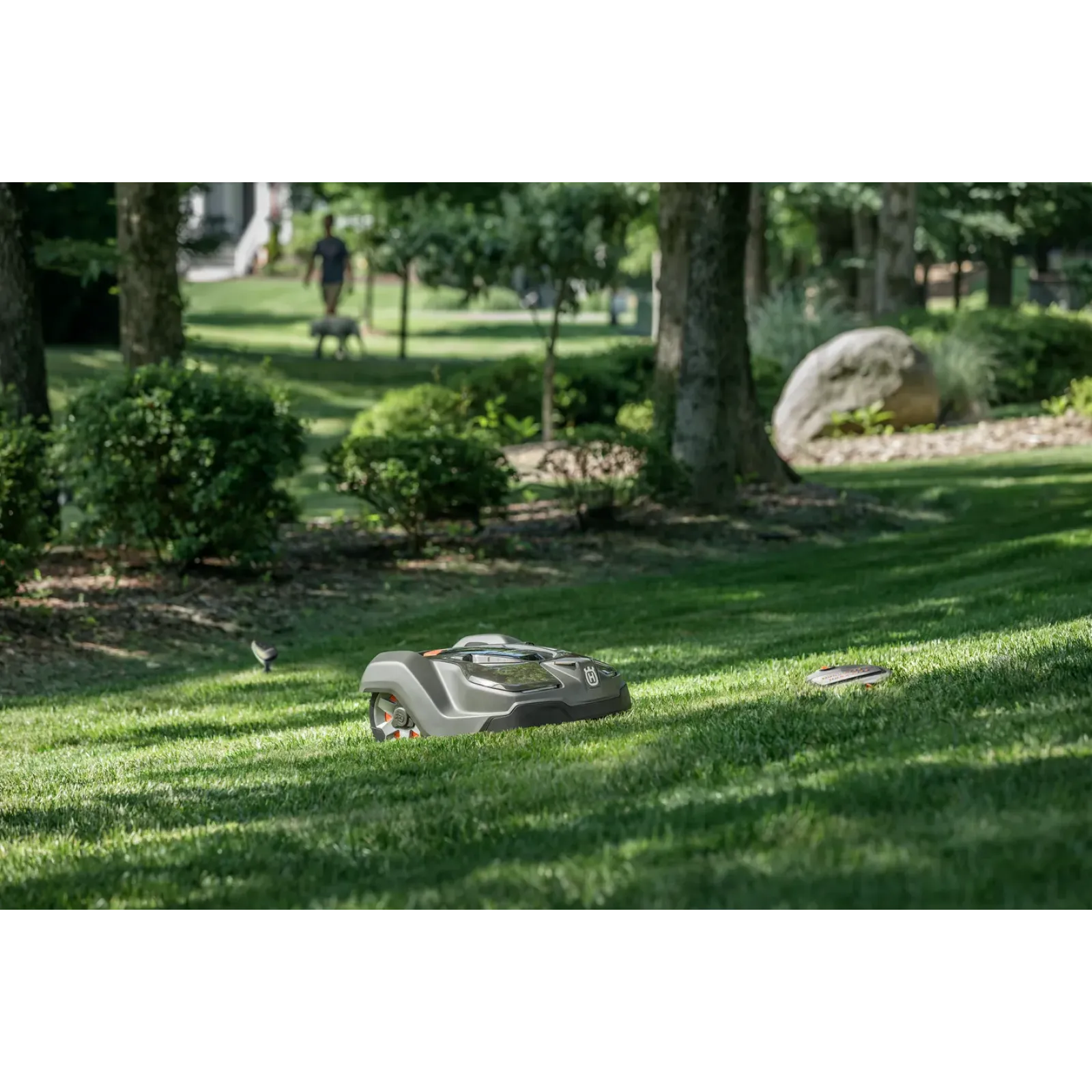 Automower® vs Класичне косіння: Рахуємо Вашу вигоду та вільний час