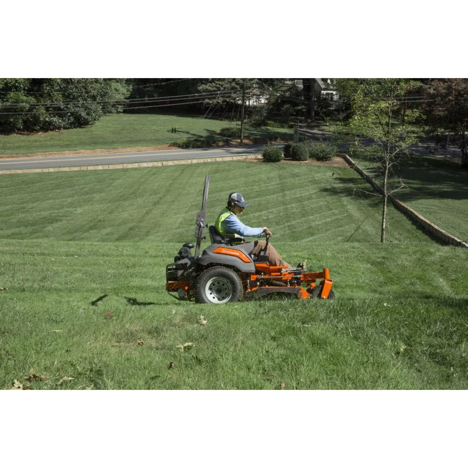 Весенний сервис садовых тракторов: Как подготовить технику к созданию идеального газона