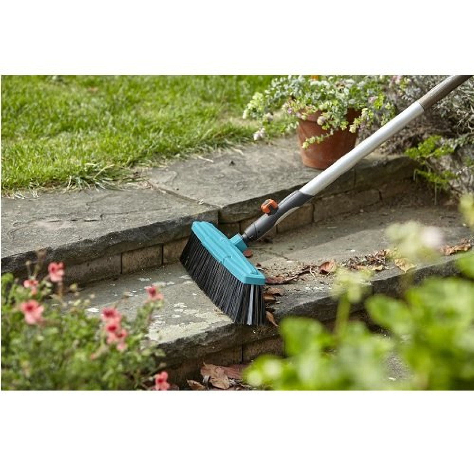 Комплект для уборки: щетка  45 см + ручка Gardena Combisystem Комплект для уборки: щетка  45 см + ручка Gardena Combisystem