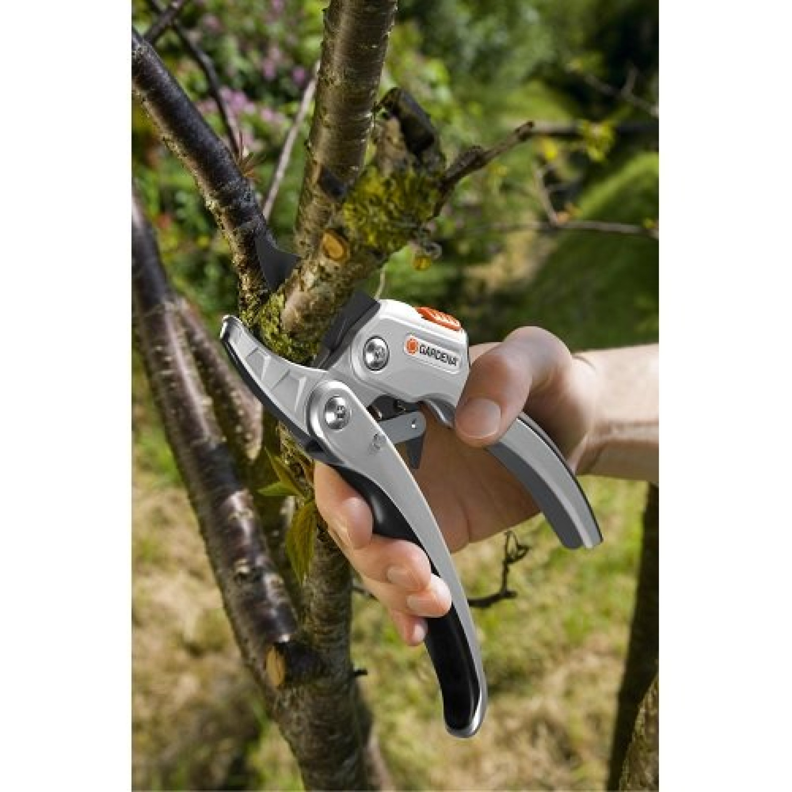 Секатор Gardena SmartCut с храповым механизмом