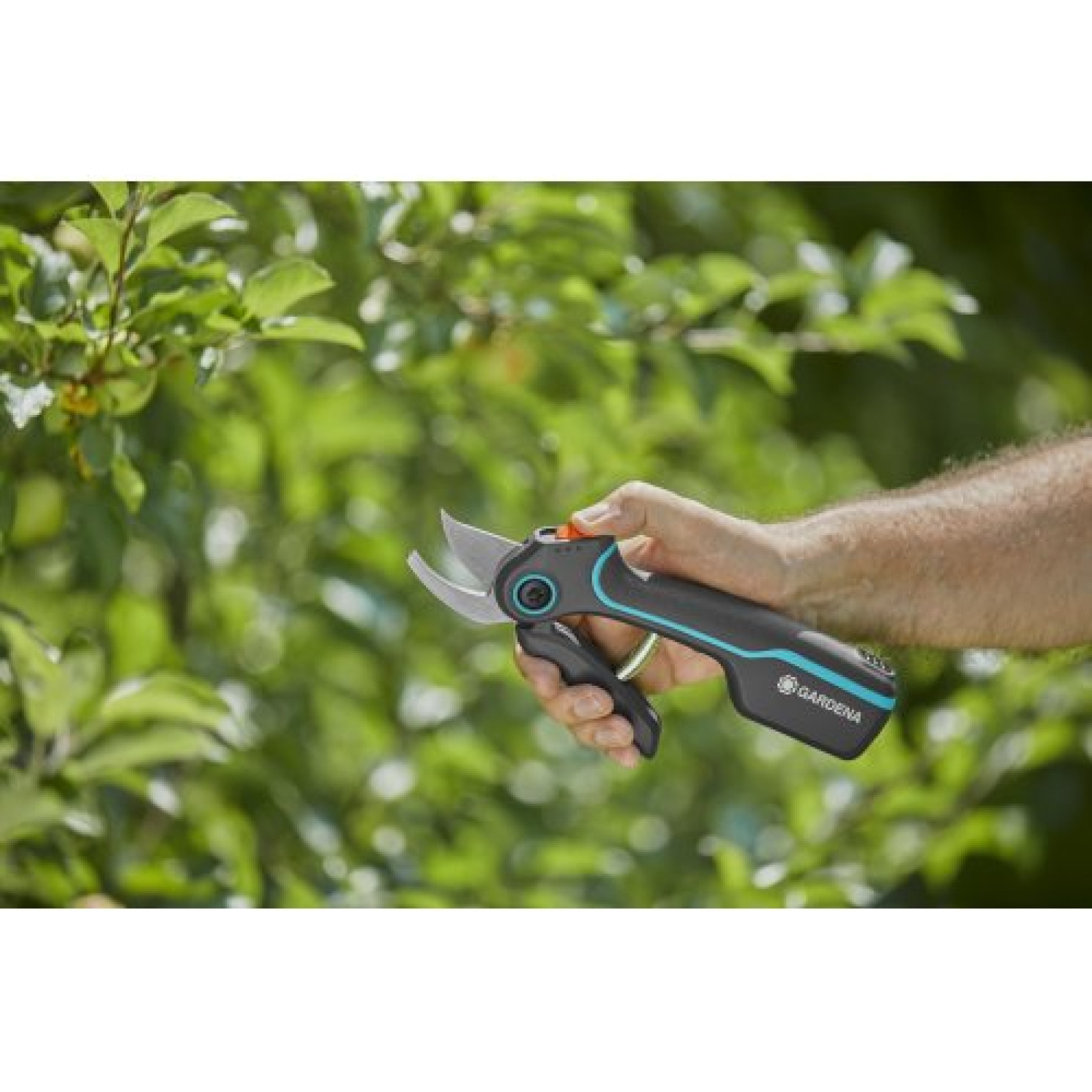 Секатор аккумуляторный Gardena AssistCut 25 мм