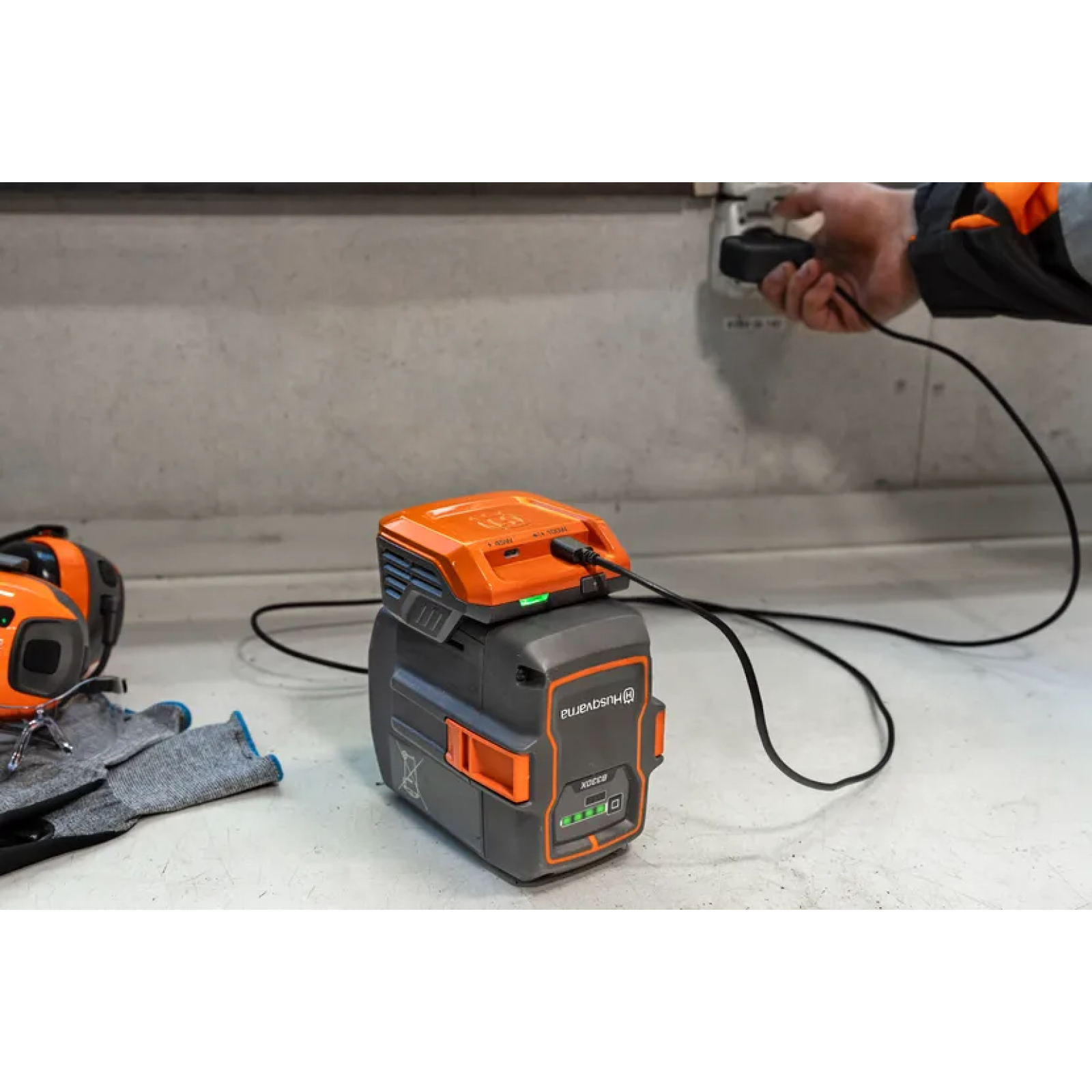 Зарядное устройство Husqvarna 40-USB150X (двусторонний USB-адаптер) 9707225-01